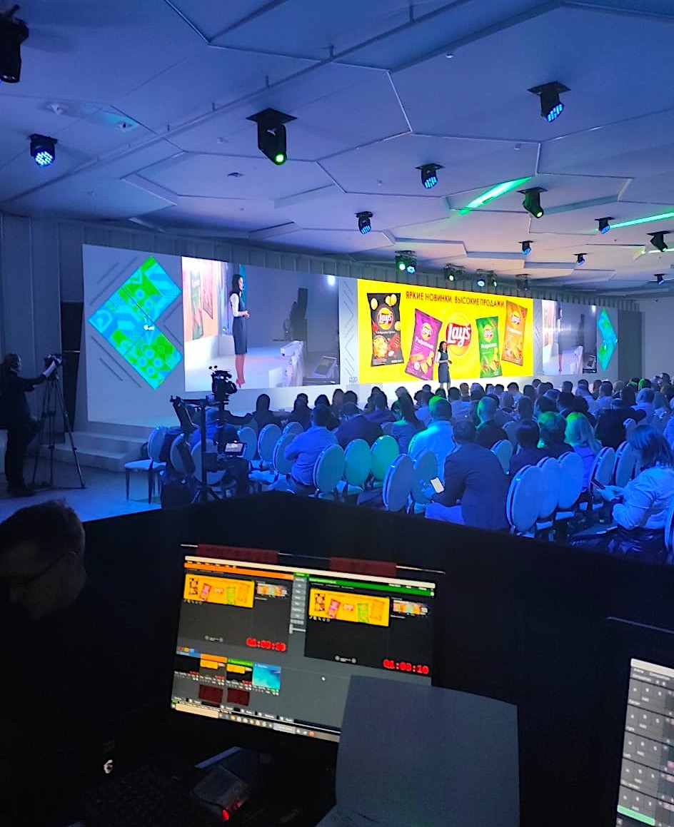 Аренда 9-ти светодиодных экранов 10х3м (центальный), 5х3м (боковые), 1х1м (экраны ромбы) и видеосервера на мероприятие