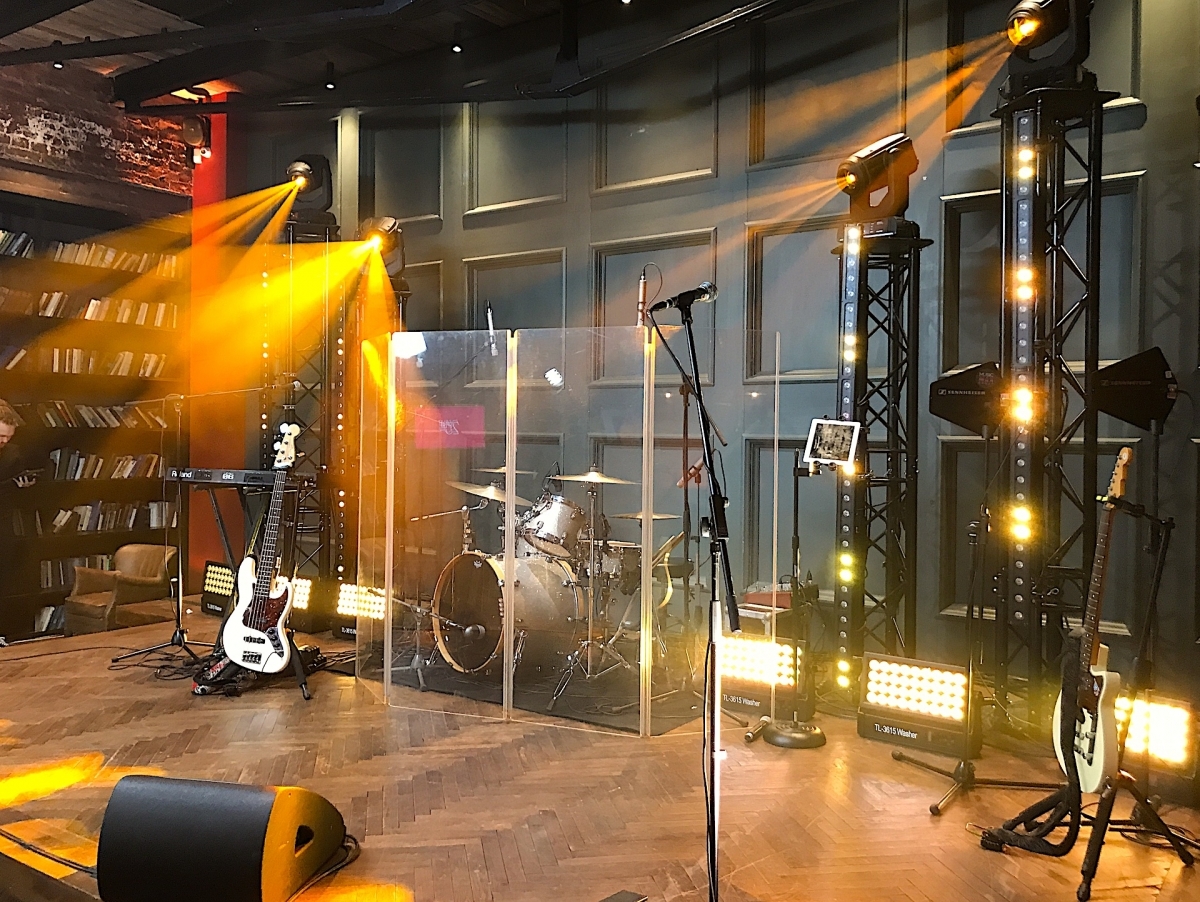 Сцена для выступления группы в онлайн студии