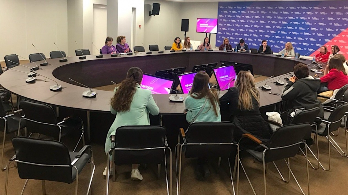 Аренда плазм на низких стойках