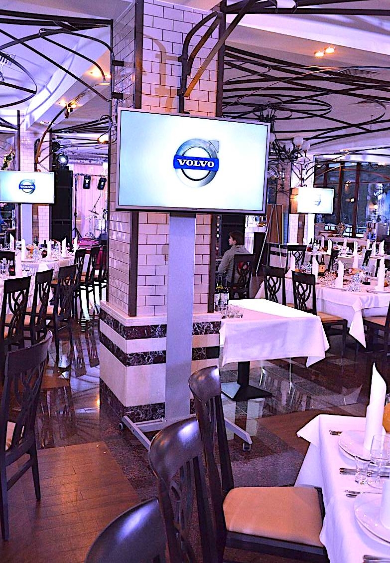 Аренда плазмы на напольной стойке