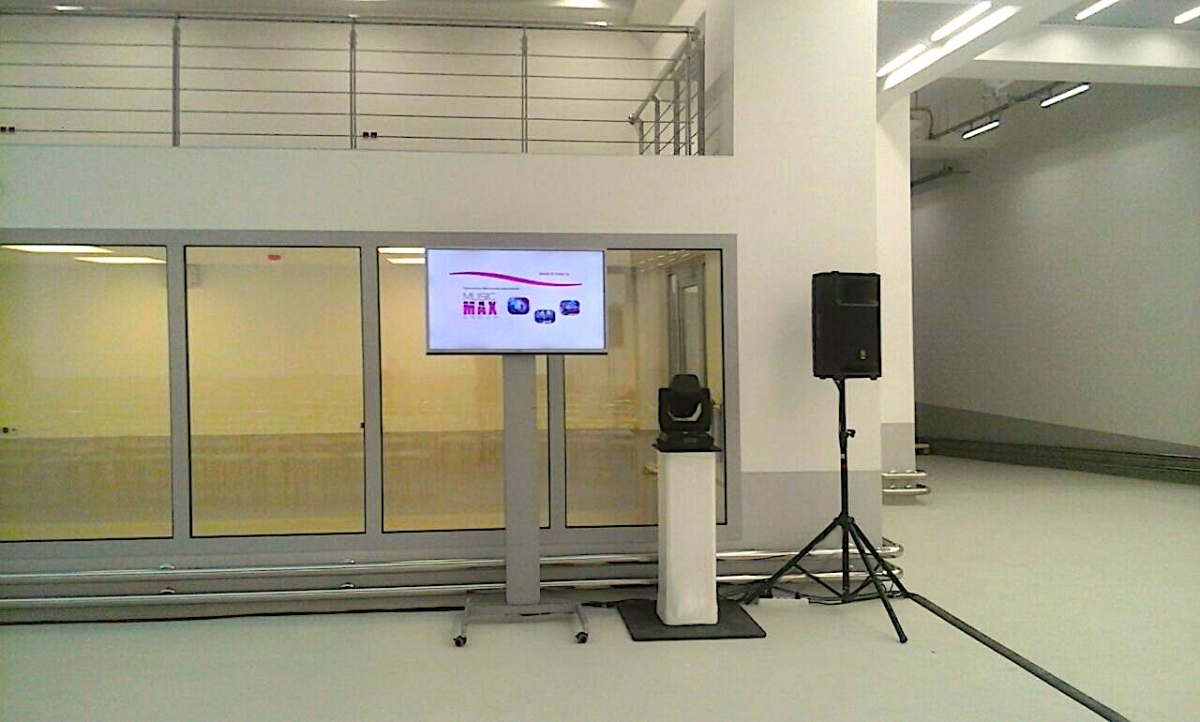 Аренда тотема высотой 1м в белом чехле в welcome-зоне конференции.