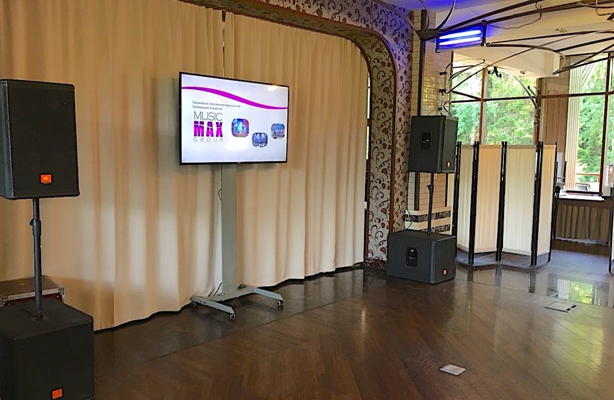 Плазма на стойке в аренду для корпоратива