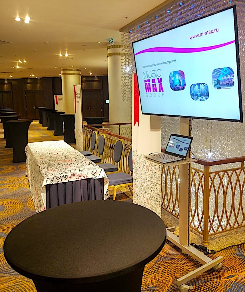 Аренда плазмы 65" с полкой для ноутбука на стойке