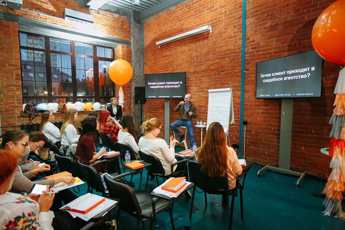 Плазма на стойке в аренду для мастер-класса