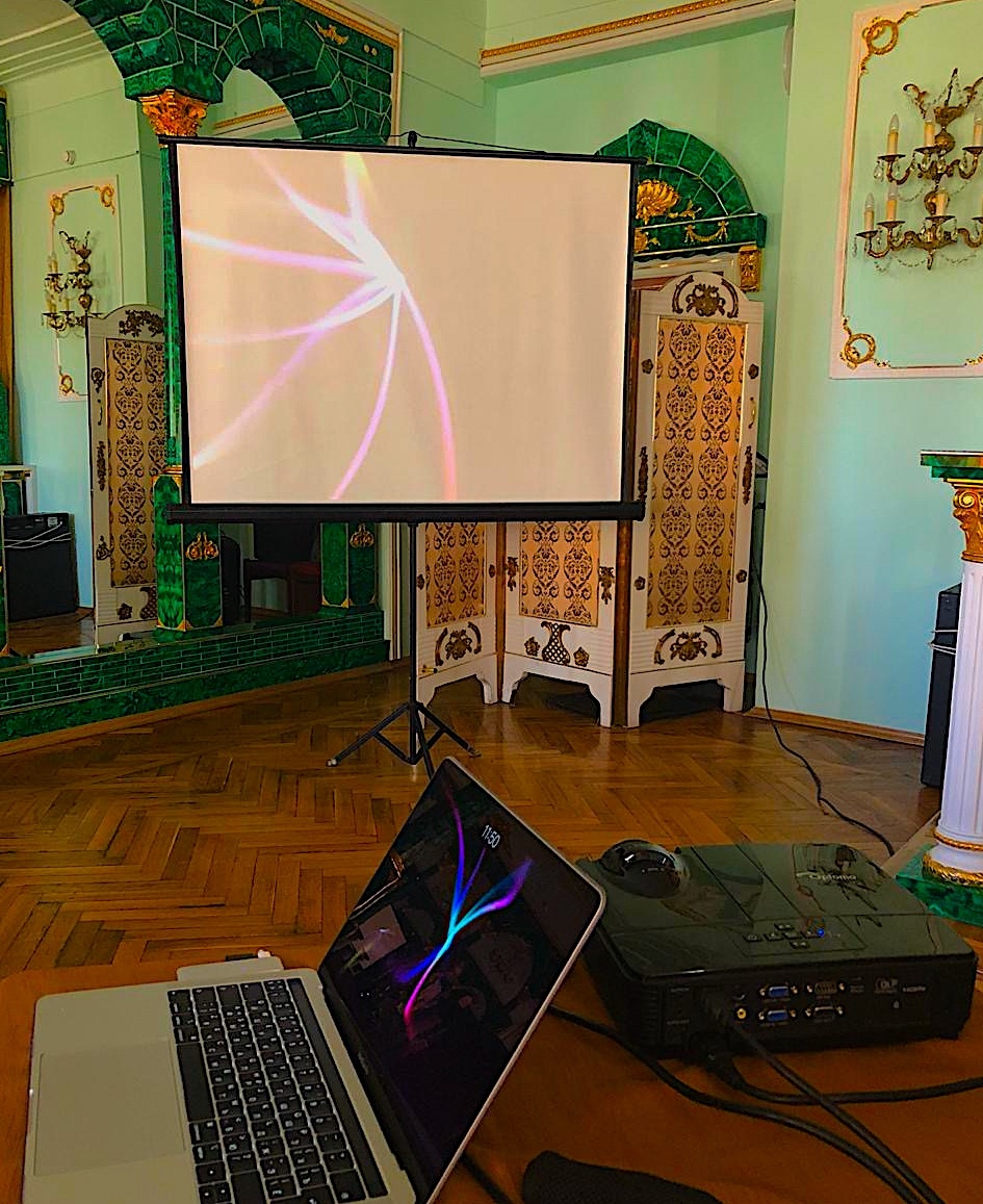 Проектор и экран в аренду на семинар