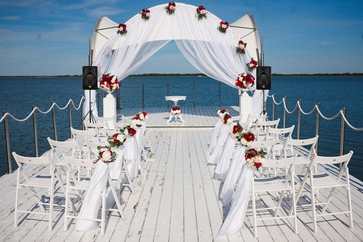 Обычное звуковое оборудование для выездной регистрации.