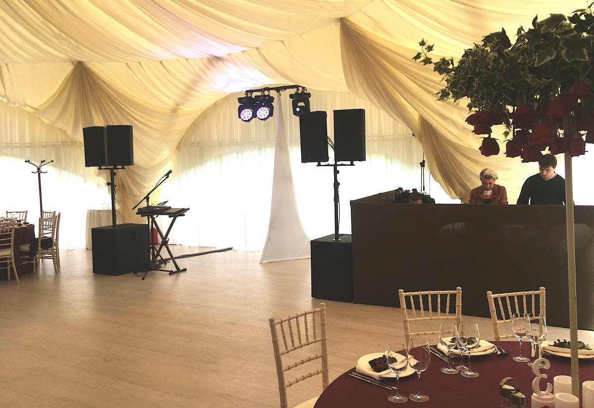 Звук в аренду 4 кВт в шатре на свадьбу.